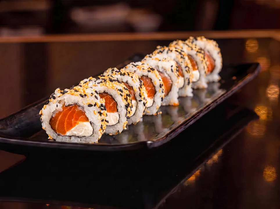 Uramaki Traditional (8 pcs) - Premium Japanese Cuisine at Kingdom Sushi